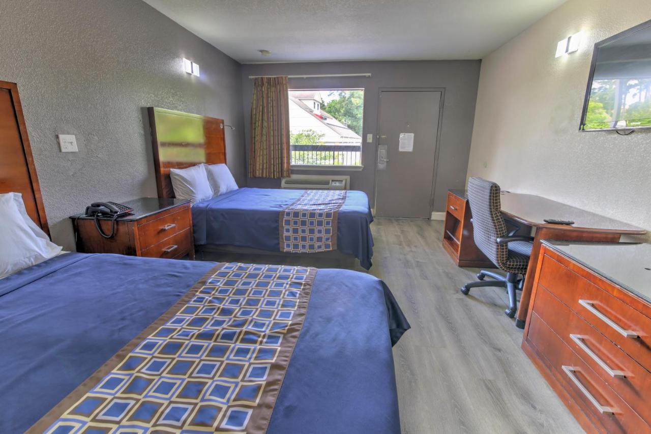 Budget Lodge - Churchland, Chesapeake, VA — photo 11