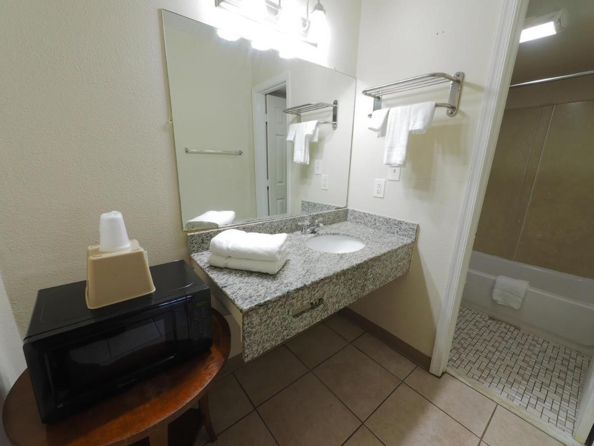 Budget Lodge - Churchland, Chesapeake, VA — photo 16
