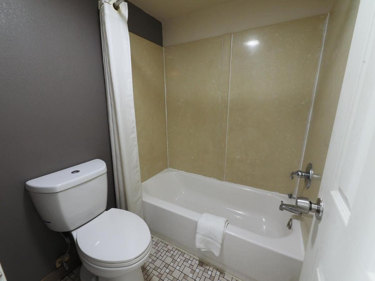 Budget Lodge - Churchland, Chesapeake, VA — photo 15