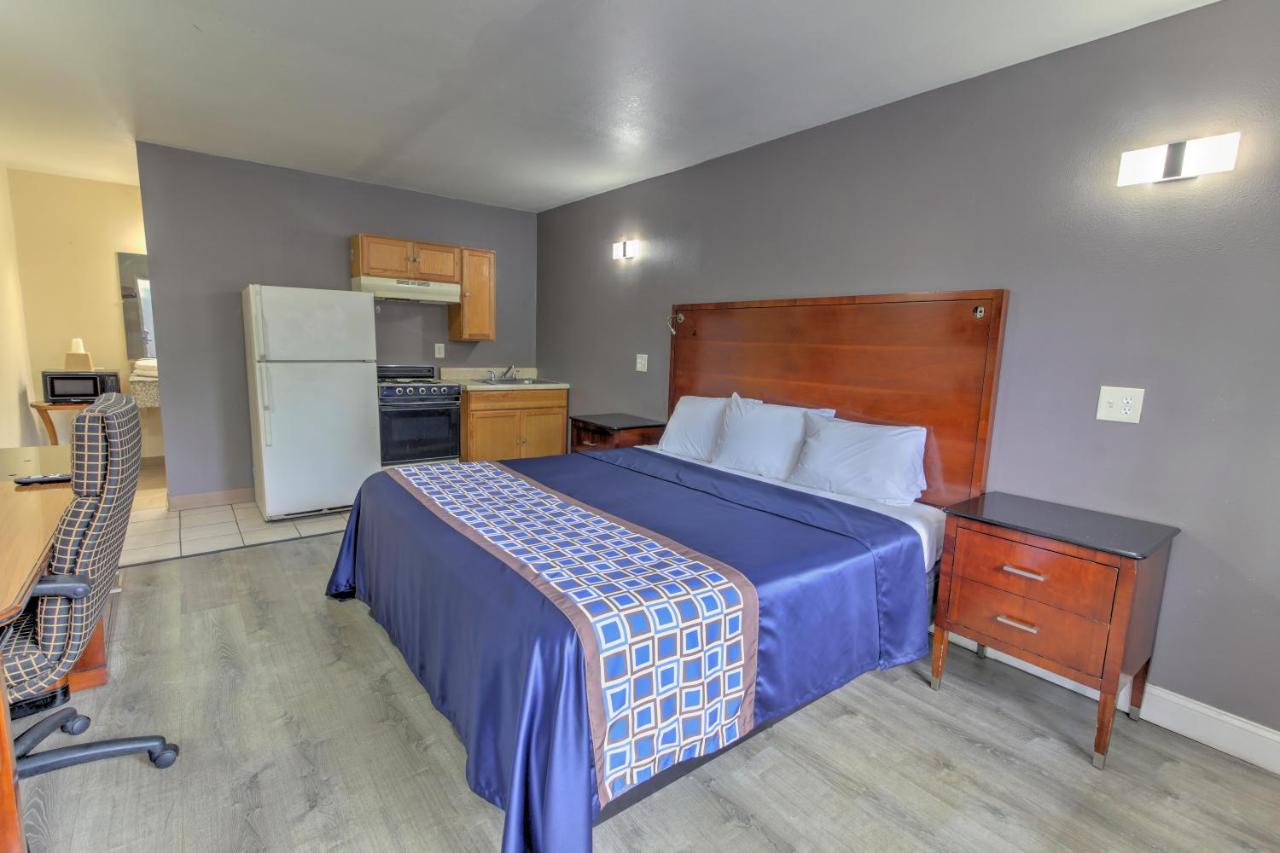 Budget Lodge - Churchland, Chesapeake, VA — photo 17