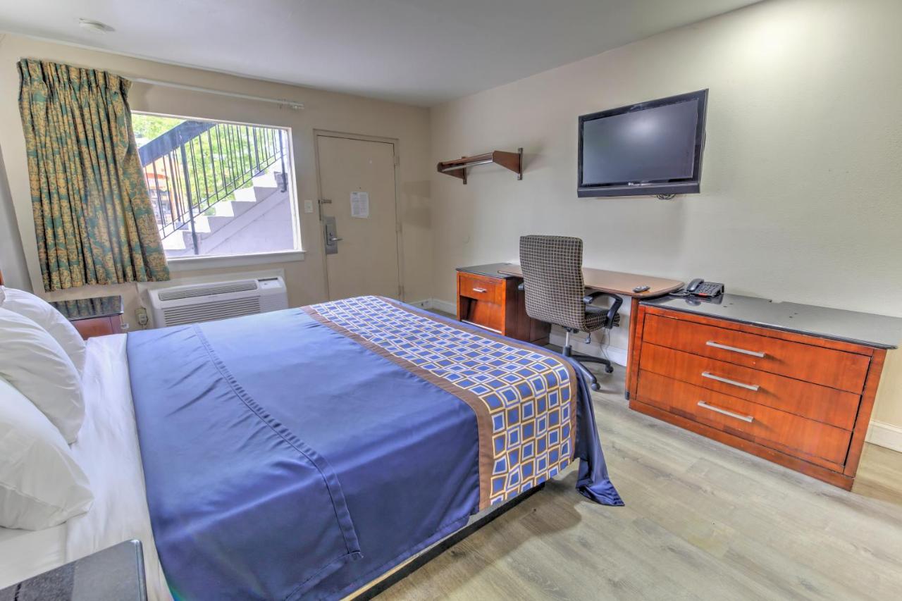 Budget Lodge - Churchland, Chesapeake, VA — photo 18