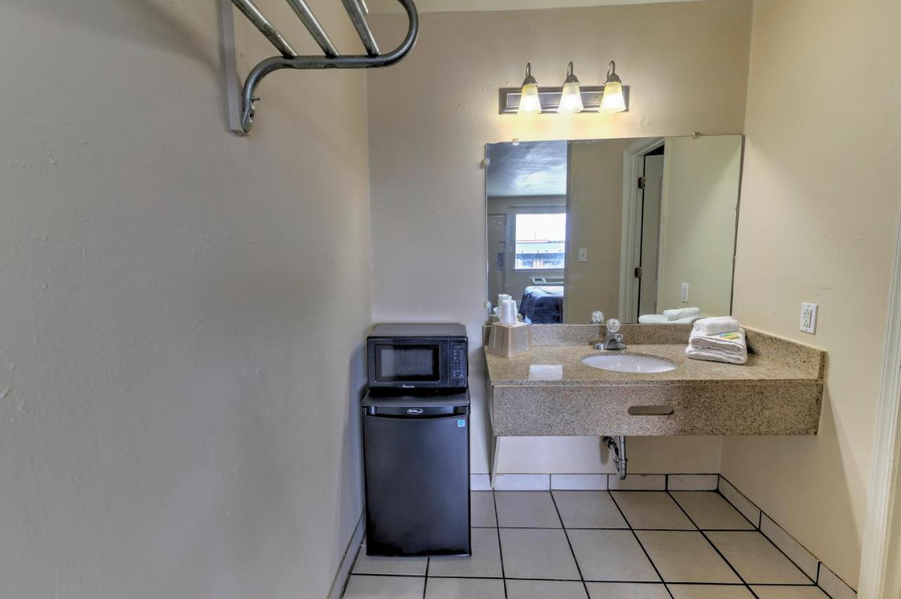 Budget Lodge - Churchland, Chesapeake, VA — photo 8