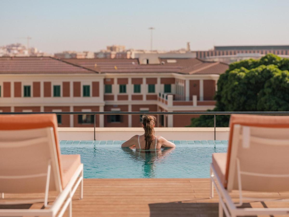Rooftop swimming pool: Ibis Styles Sevilla City Santa Justa