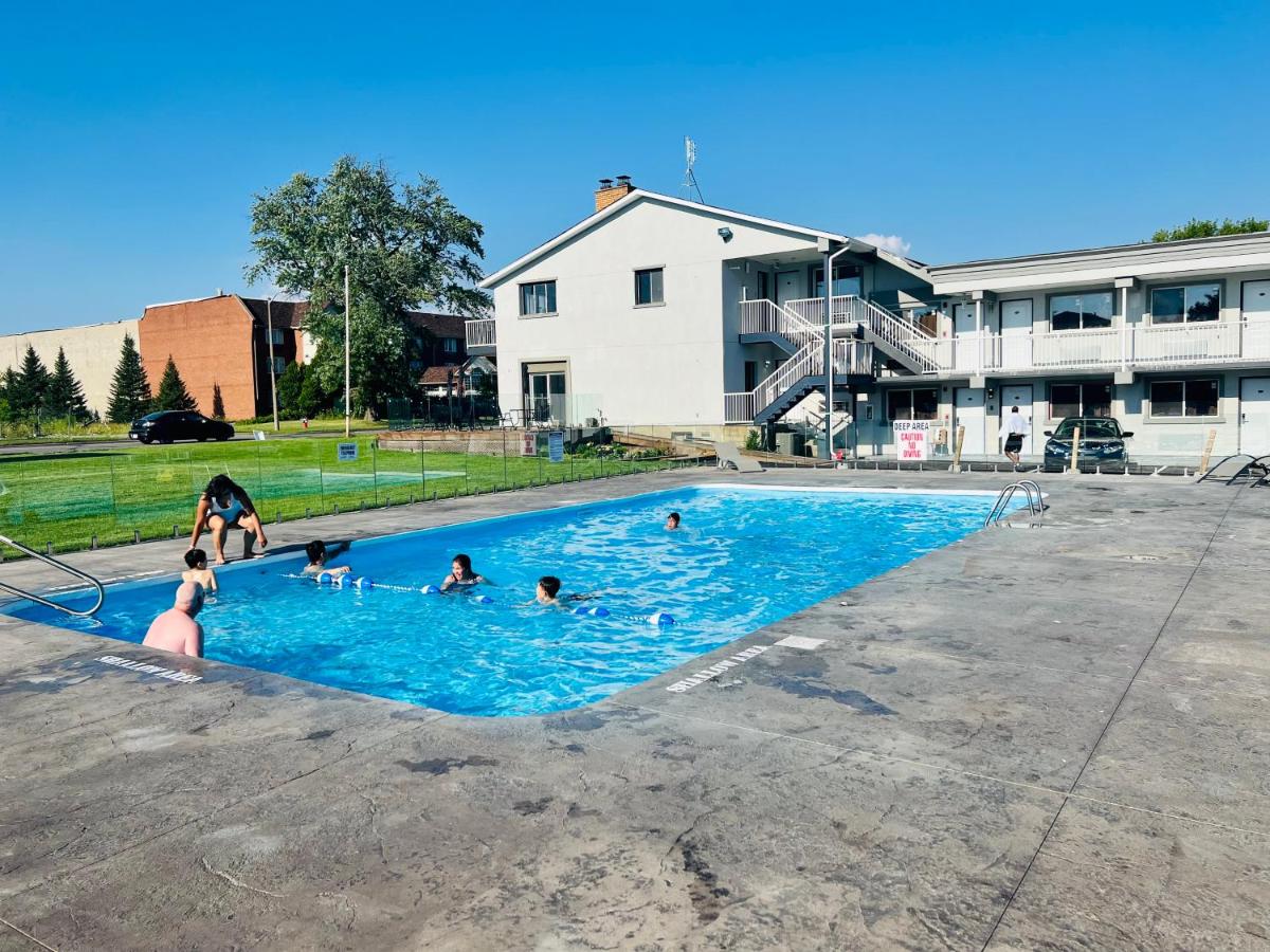 Heated swimming pool: Super 8 by Wyndham Niagara Falls ON