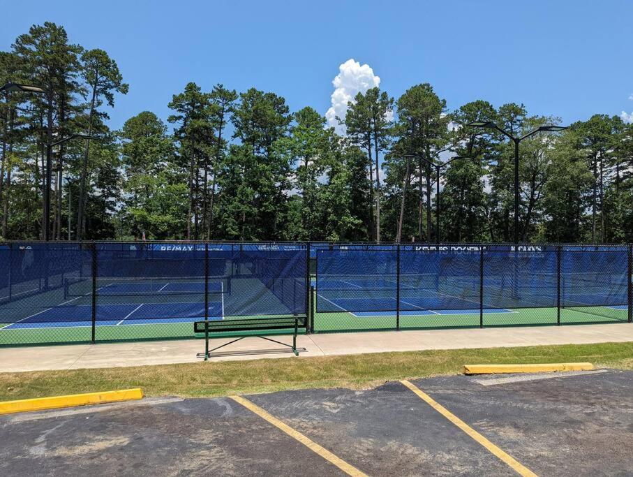 Tennis court: Back of the 9 - Charming townhome w/ lake views