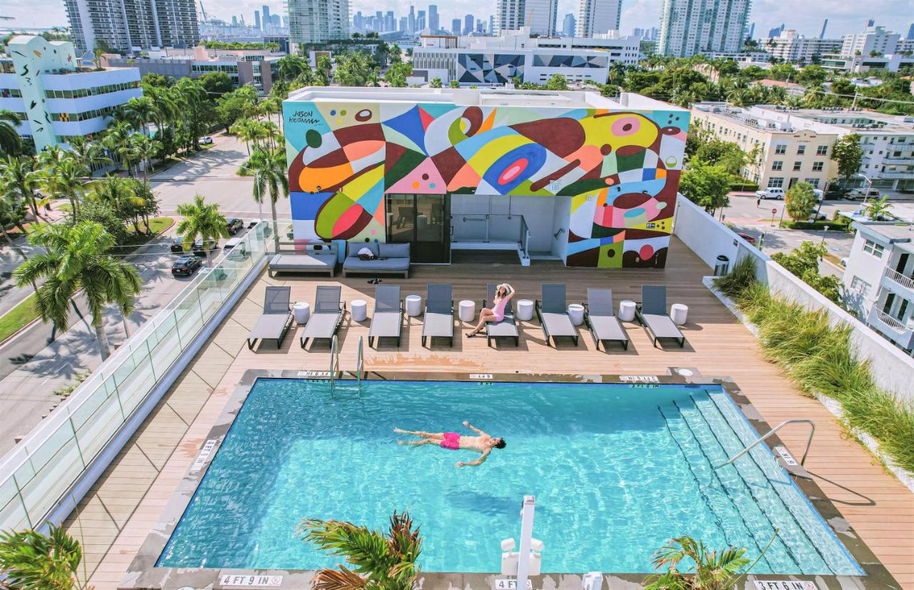 Rooftop swimming pool: Urbanica Fifth