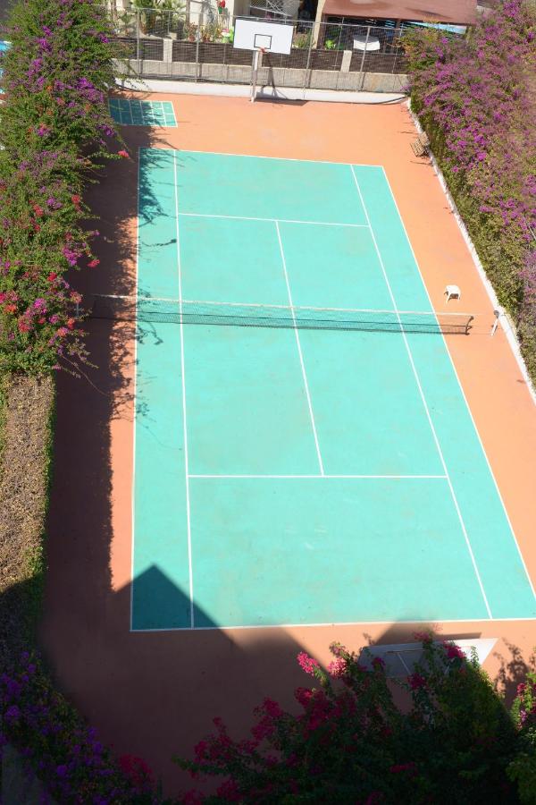 Tennis court: Artemis Hotel Apartments