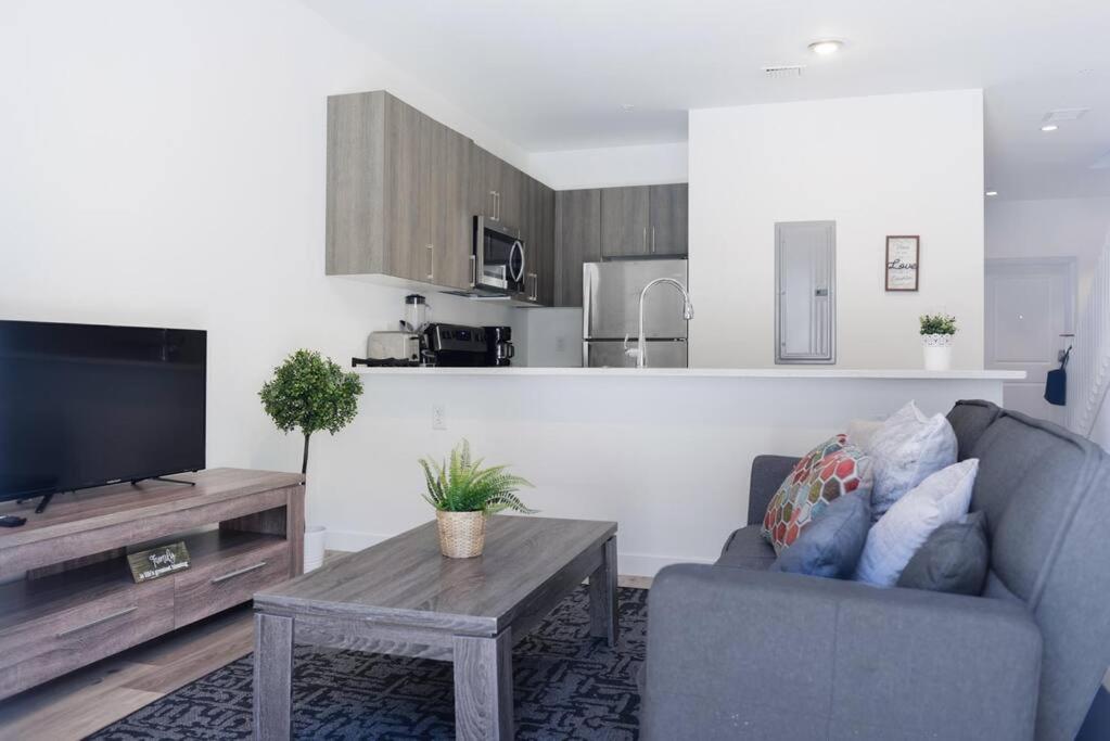 Awesome 3BR Townhouse 15minutes from the Beach - 2