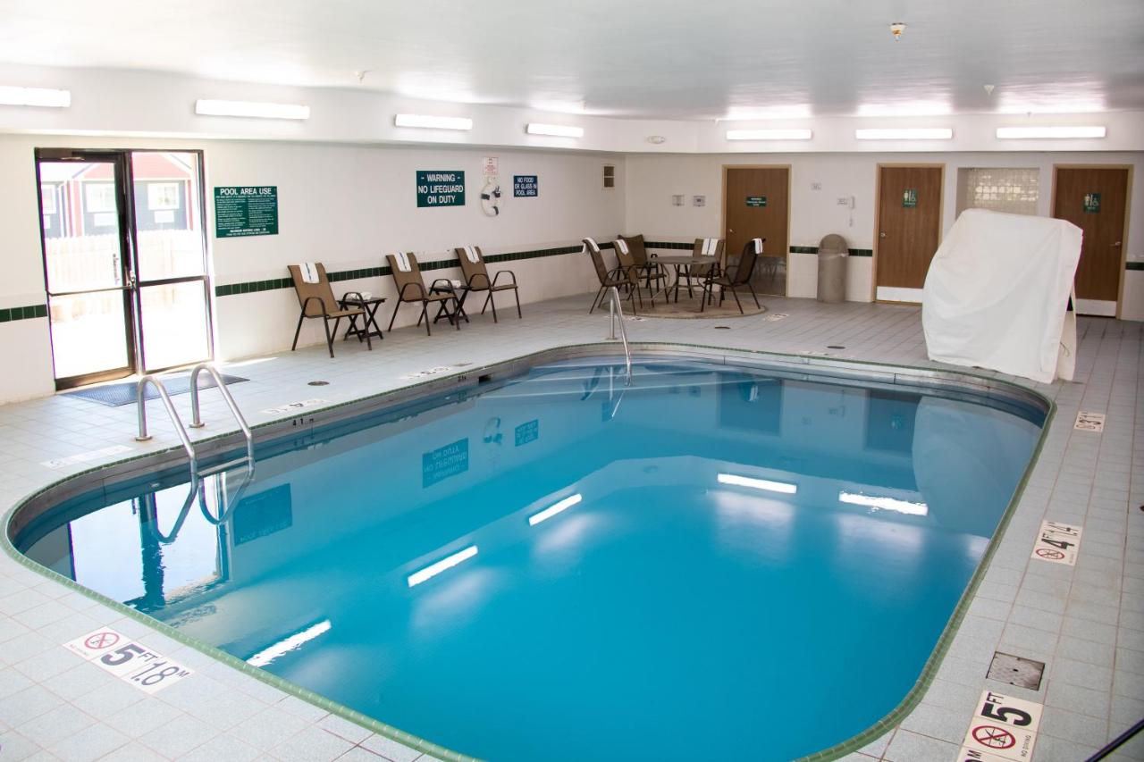 Heated swimming pool: Comfort Inn Sioux City South