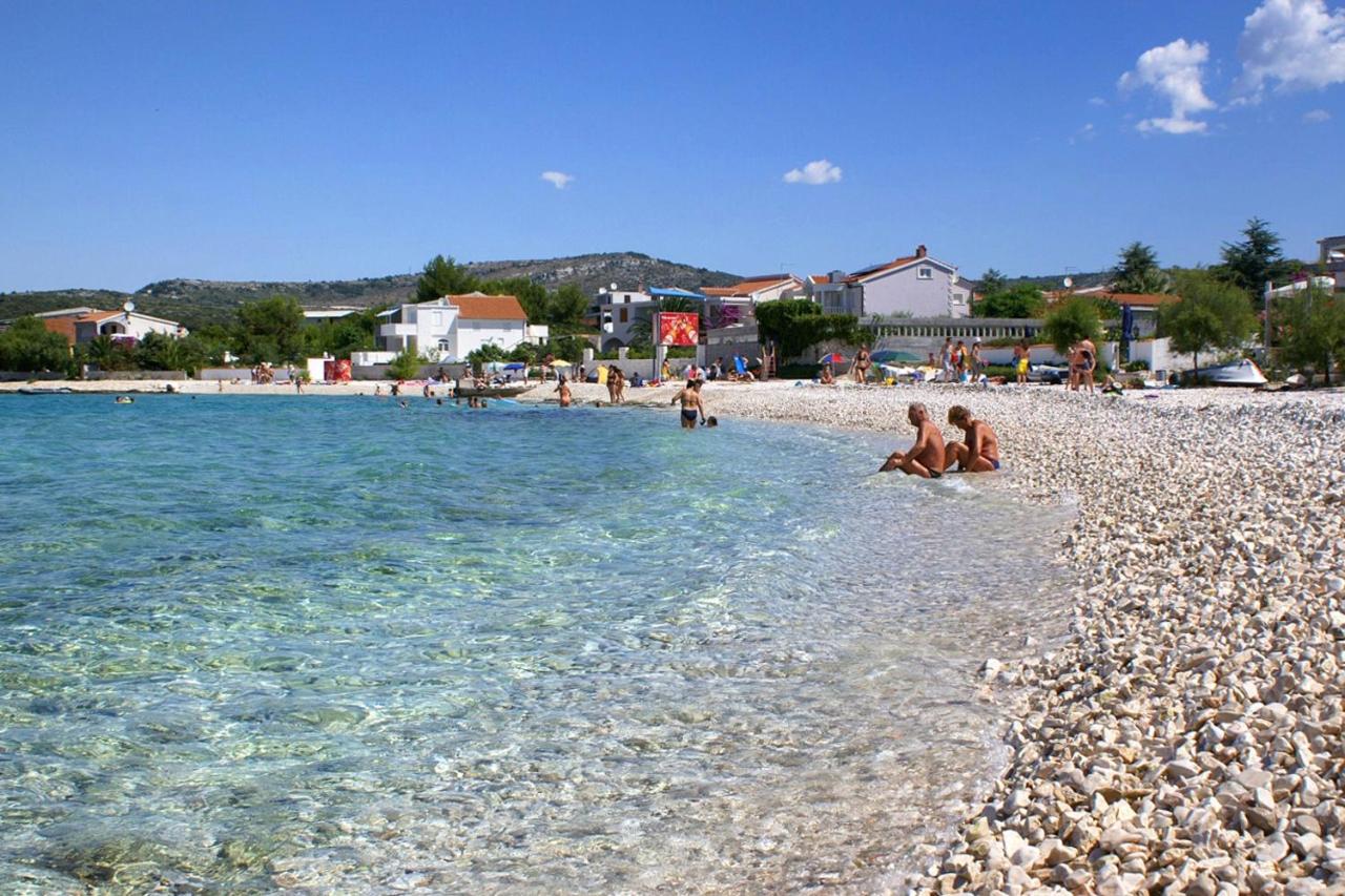 Beach: Family friendly apartments with a swimming pool Rogoznica - 7557