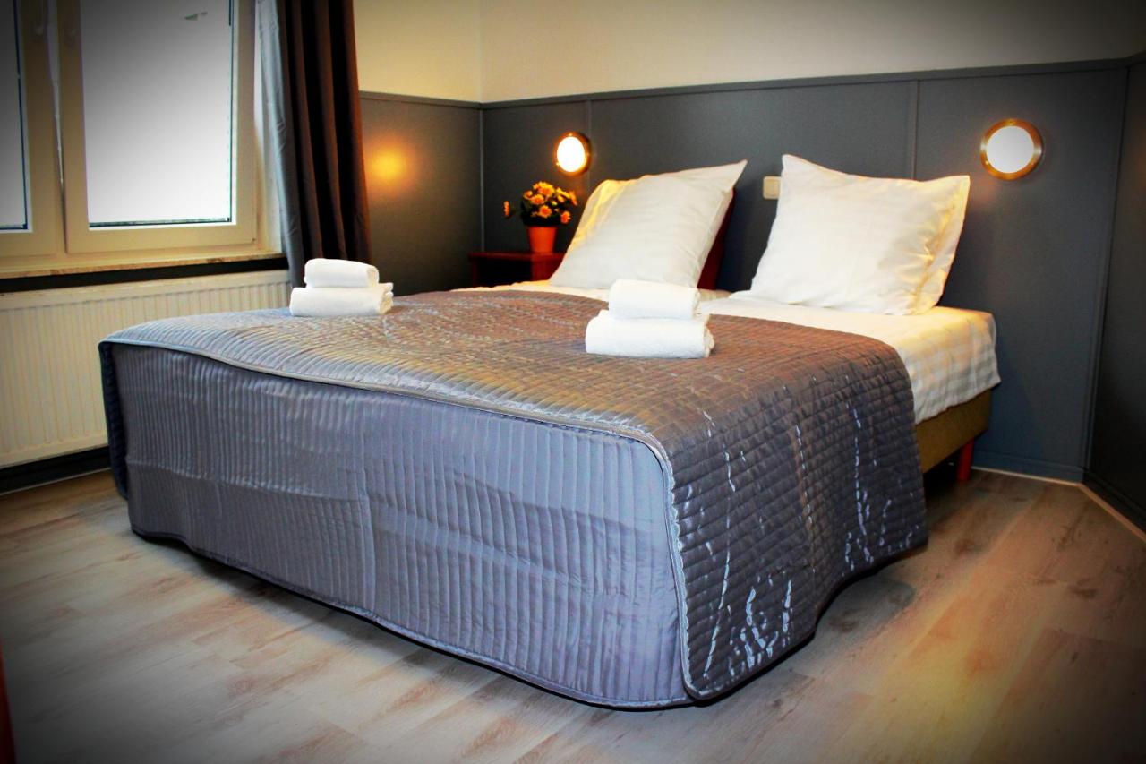 Een bed of bedden in een kamer bij Hotel Dupuis