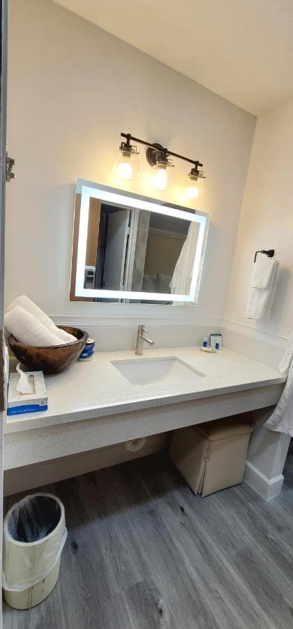 Dragonfly Inn & Suites — photo 12