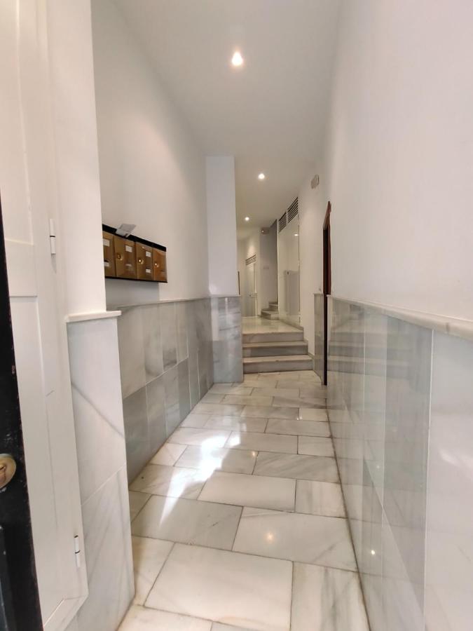 Estupendo estudio al lado de plaza la Merced - 3