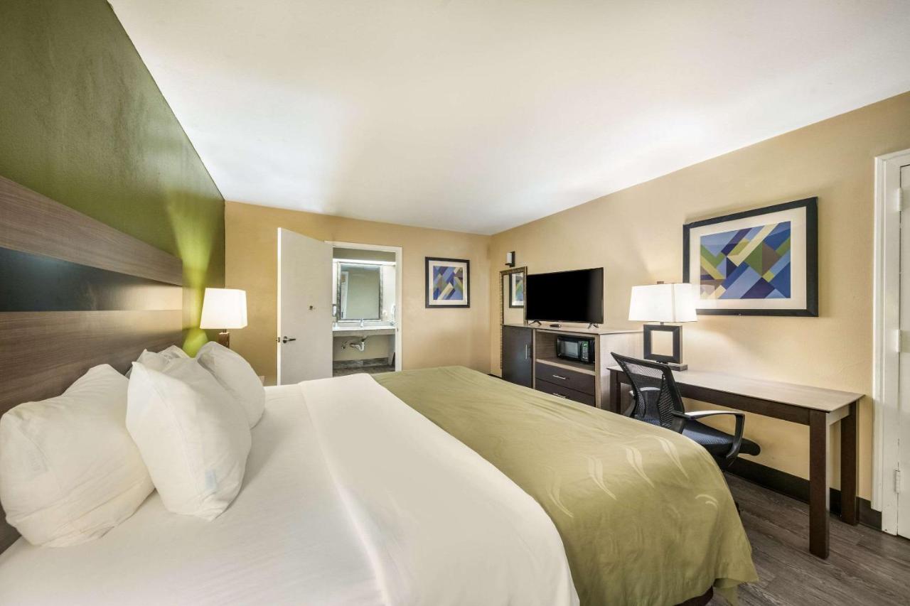 Kingsley Inn & Suites — photo 6