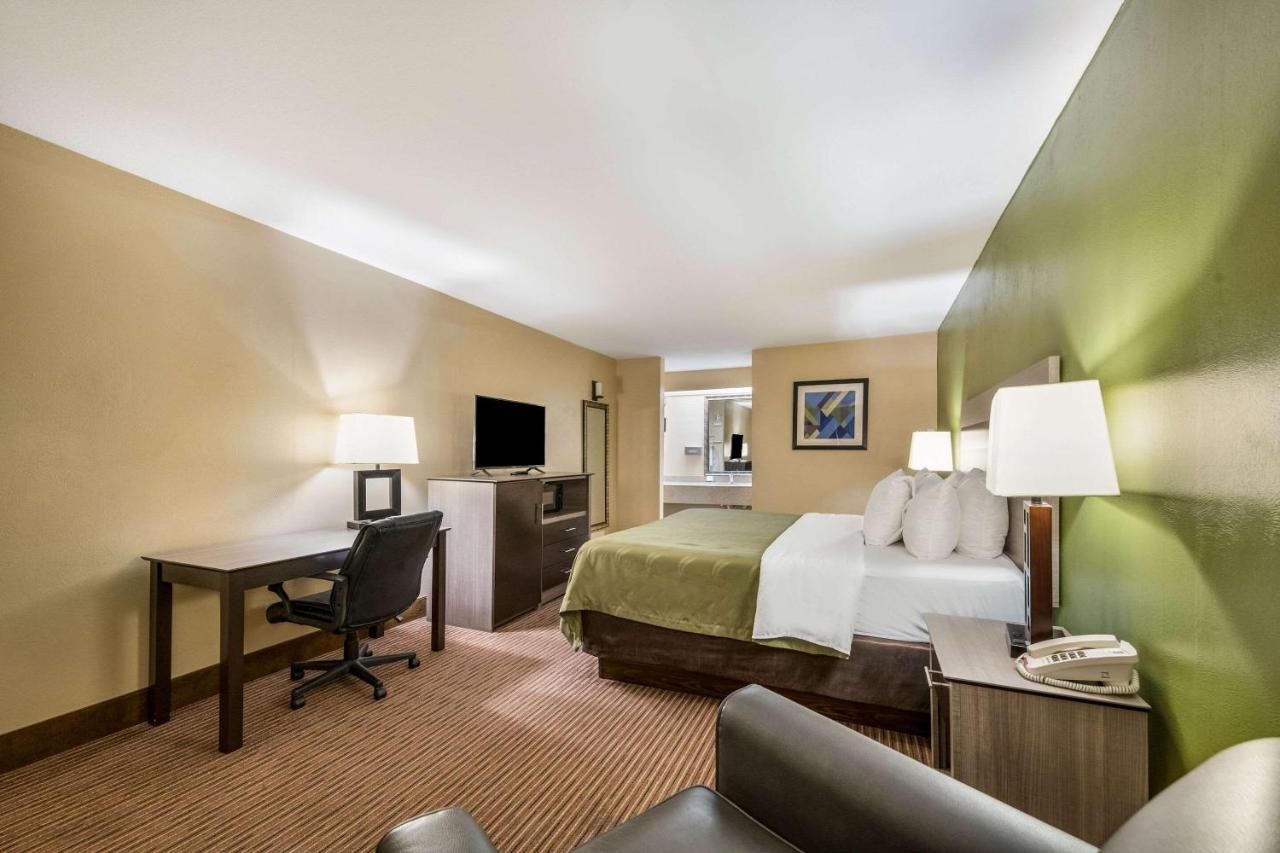 Kingsley Inn & Suites — photo 8