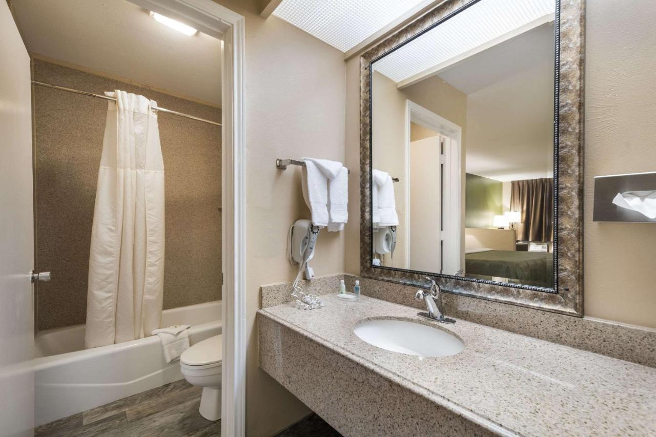 Kingsley Inn & Suites — photo 24