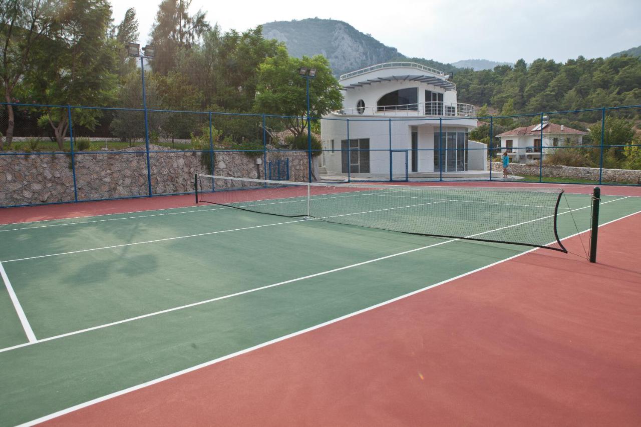 Tennis court: Racket House