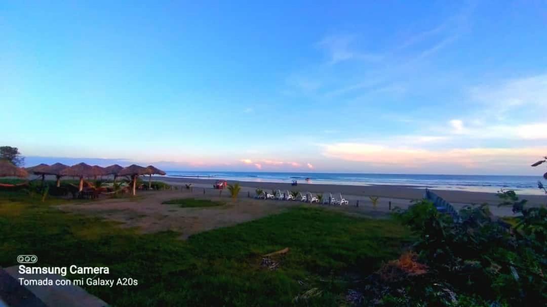 Beach: Sambo Mambo Beach Hotel