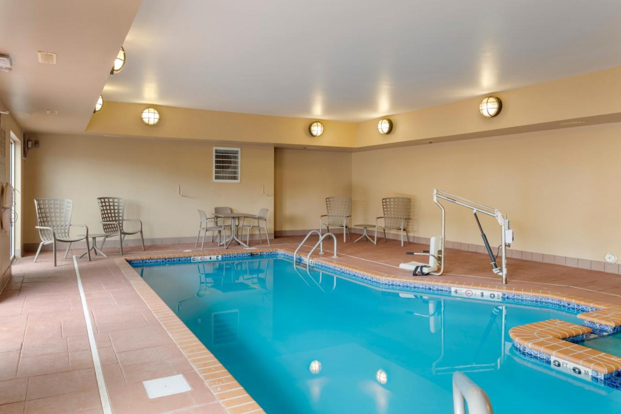 Heated swimming pool: Comfort Inn Huntsville near University