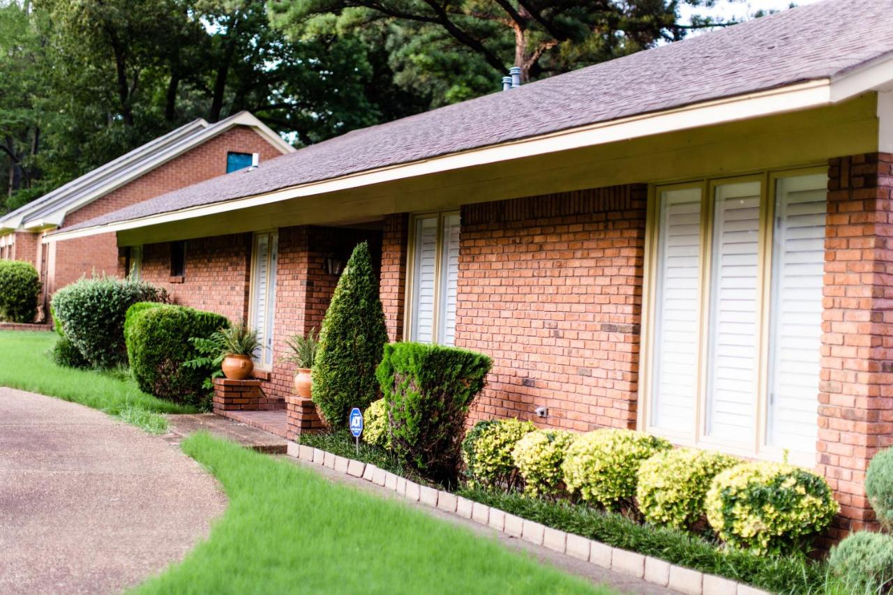 {{ hotelInfo.altText }}