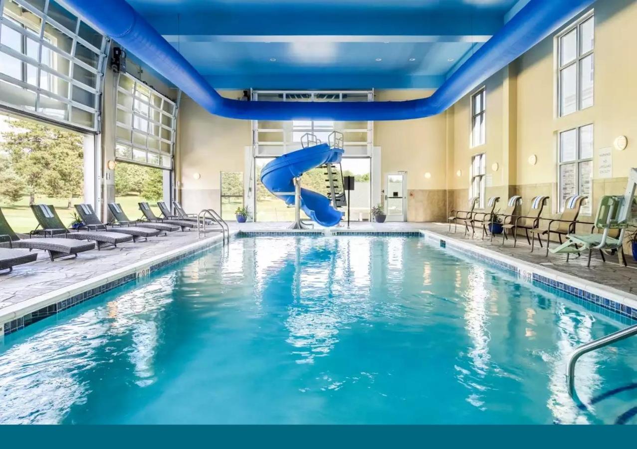 Heated swimming pool: Comfort Suites DuBois