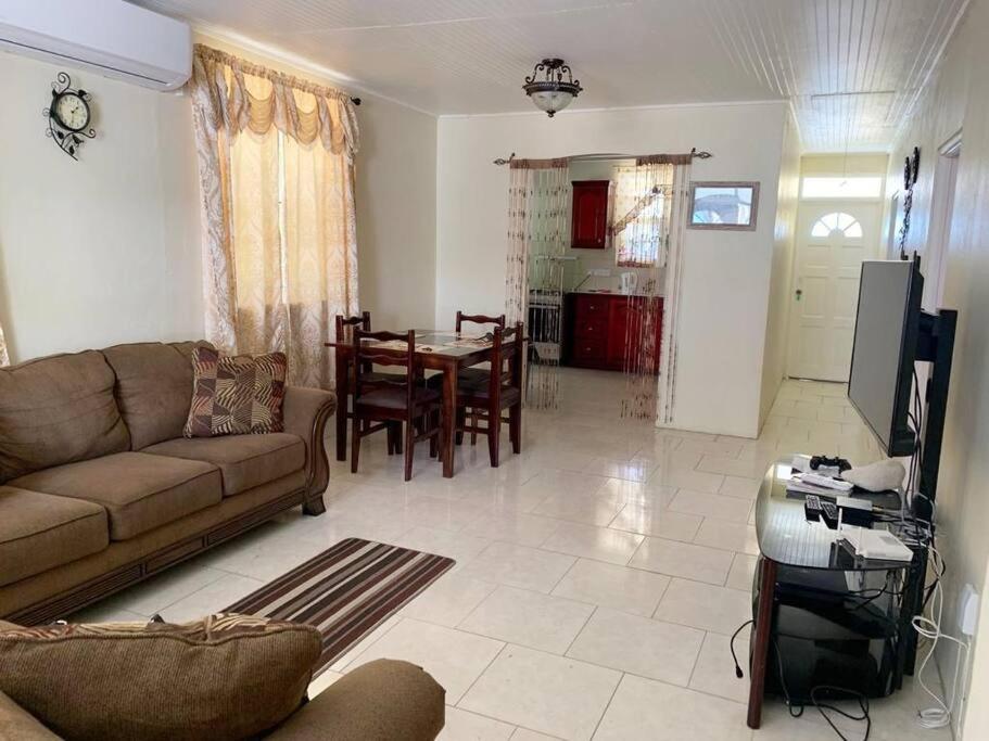 Modern Air Conditioned Home For Family & Adventure - 4