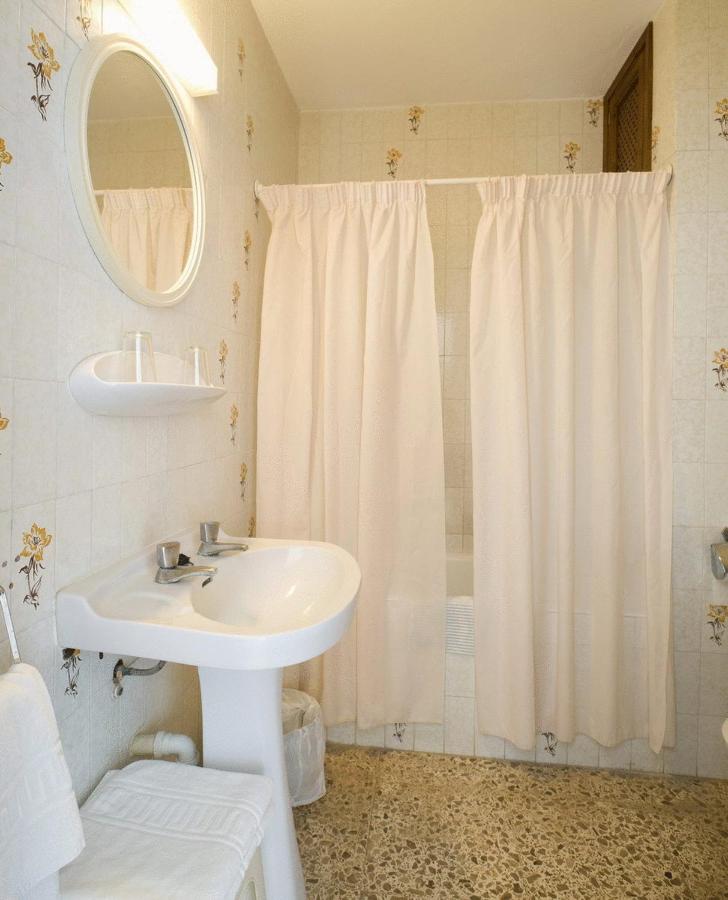 Apartahotel Hostal La Perla (España Es Canar) - Booking.com