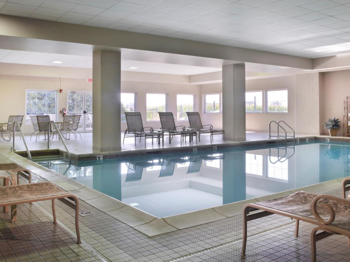 Heated swimming pool: Amish View Inn & Suites