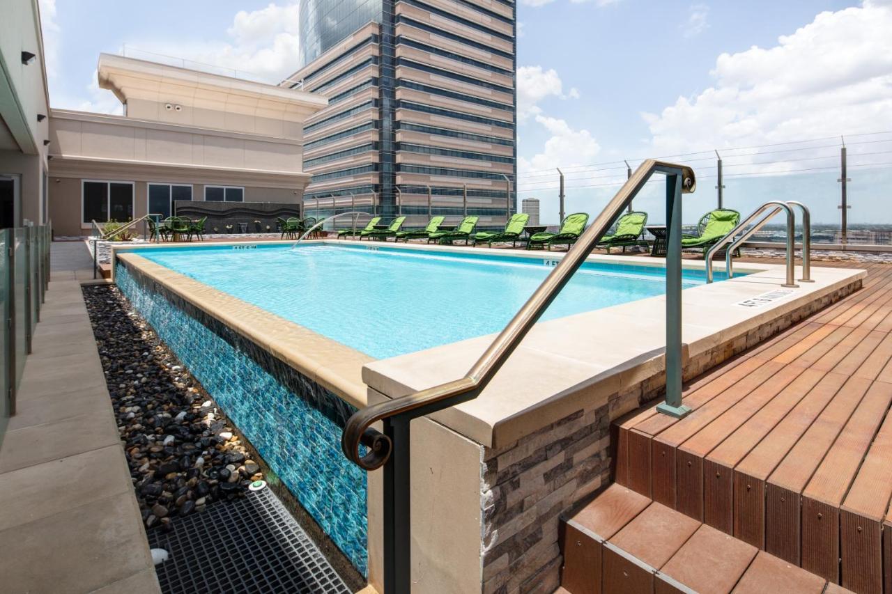 Rooftop swimming pool: Blossom Hotel Houston