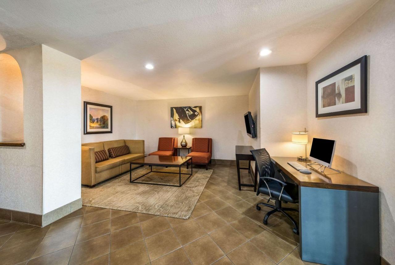 Kingsley Inn & Suites — photo 11