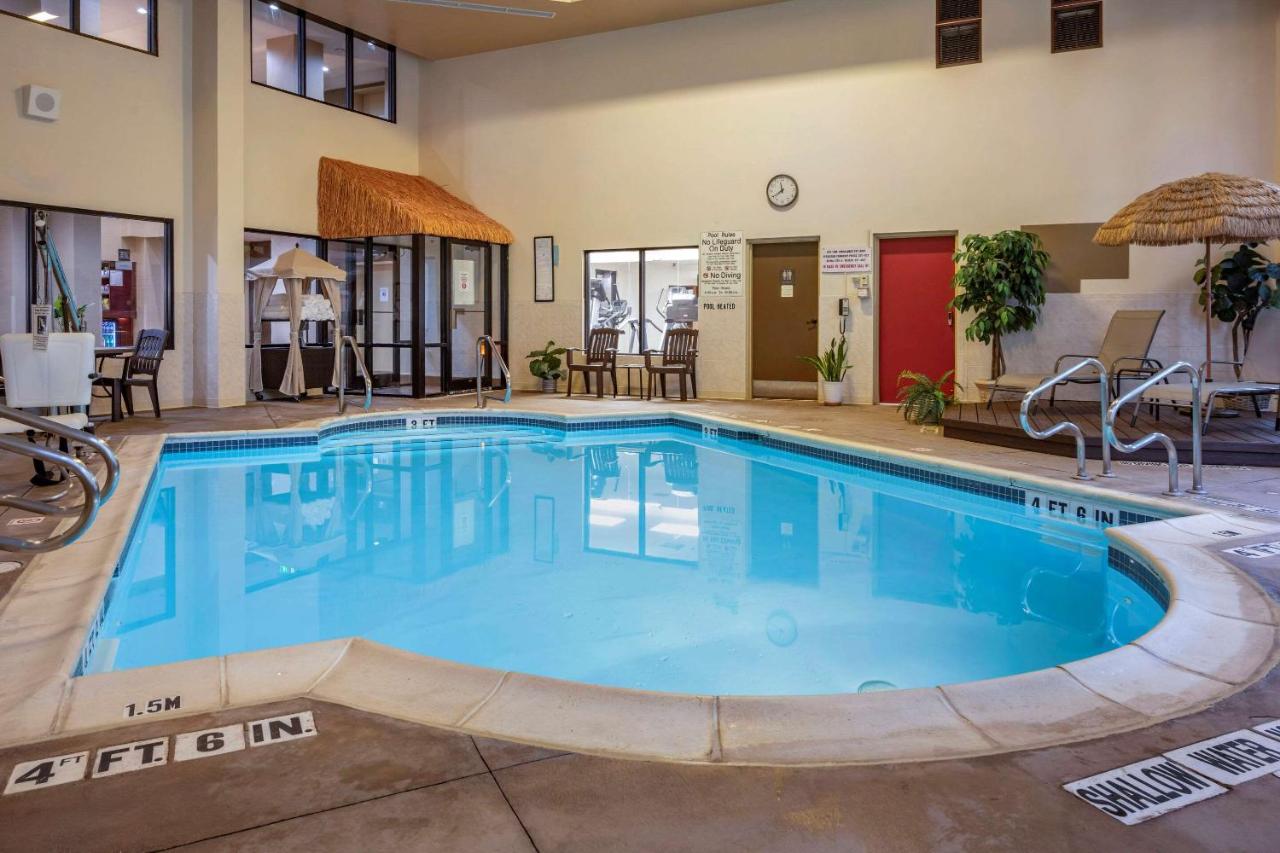 Heated swimming pool: Comfort Suites near Penn State - State College