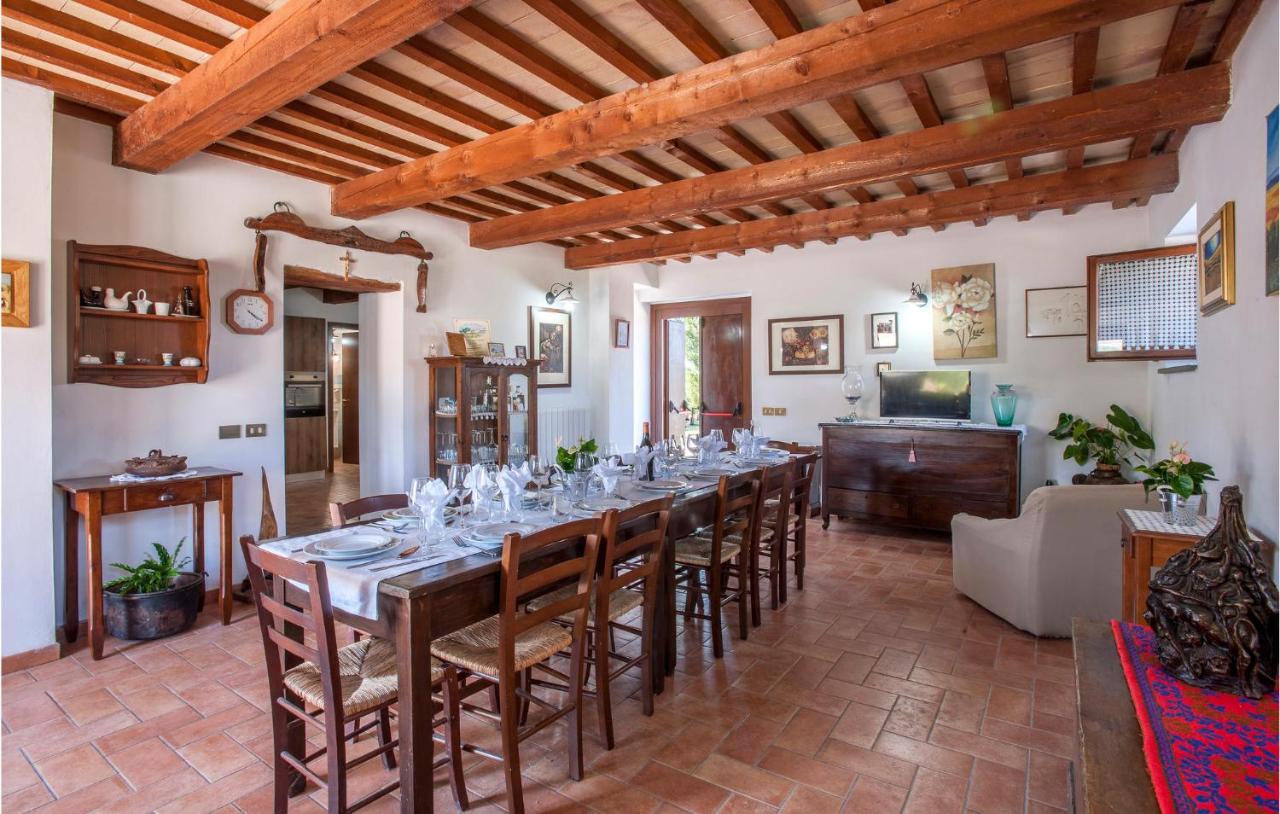 Awesome Home In Tolentino With 6 Bedrooms, Wifi And Outdoor Swimming Pool photo