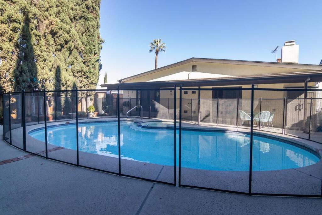 4 Bedroom house large pool & spa in prime location - 4