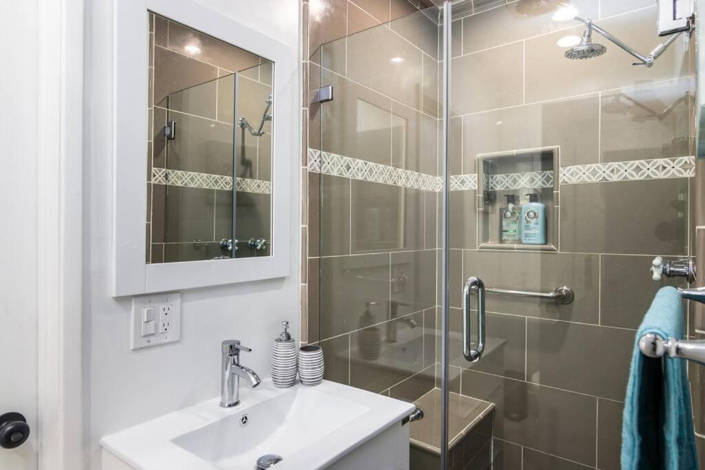 4 Bedroom house large pool & spa in prime location - 3