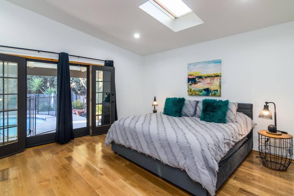 4 Bedroom house large pool & spa in prime location - 2