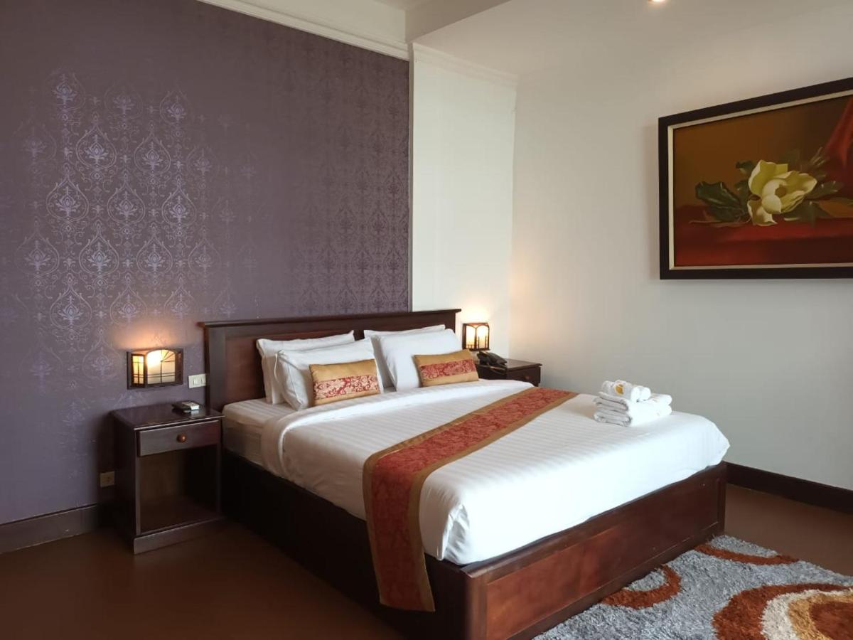 Image: Seasons Riverside Hotel