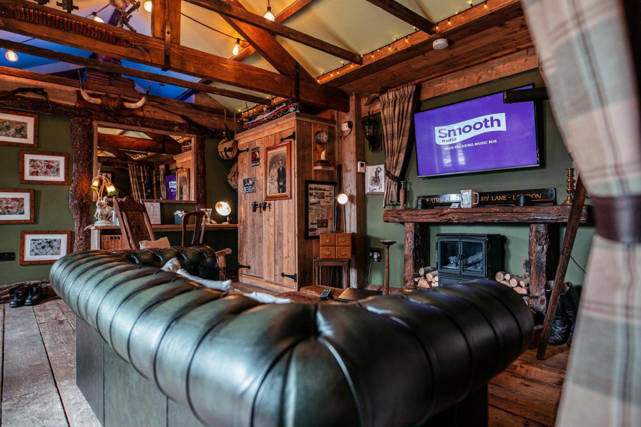 Log Cabin with Hot Tub