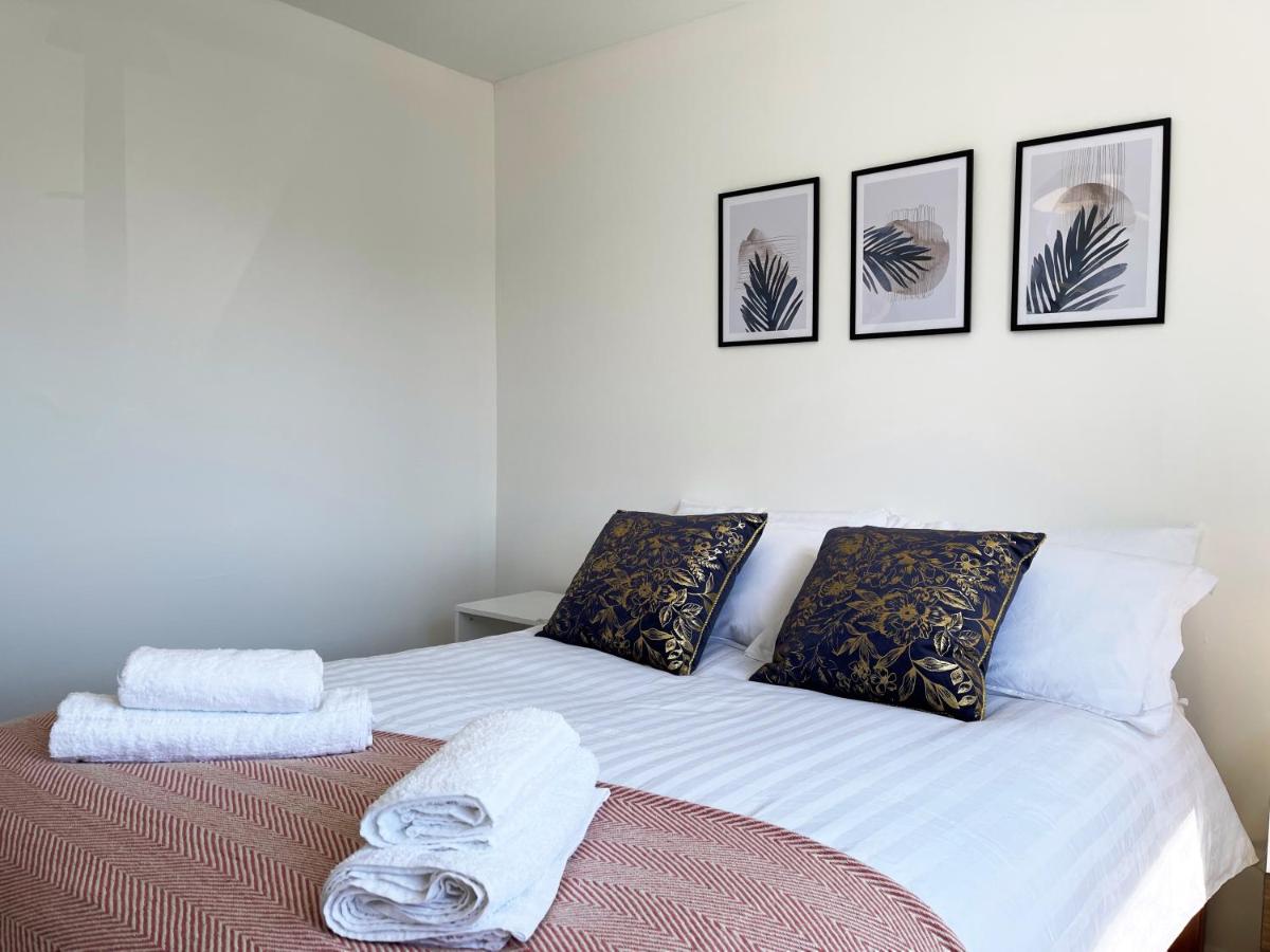 {{ hotelInfo.altText }}