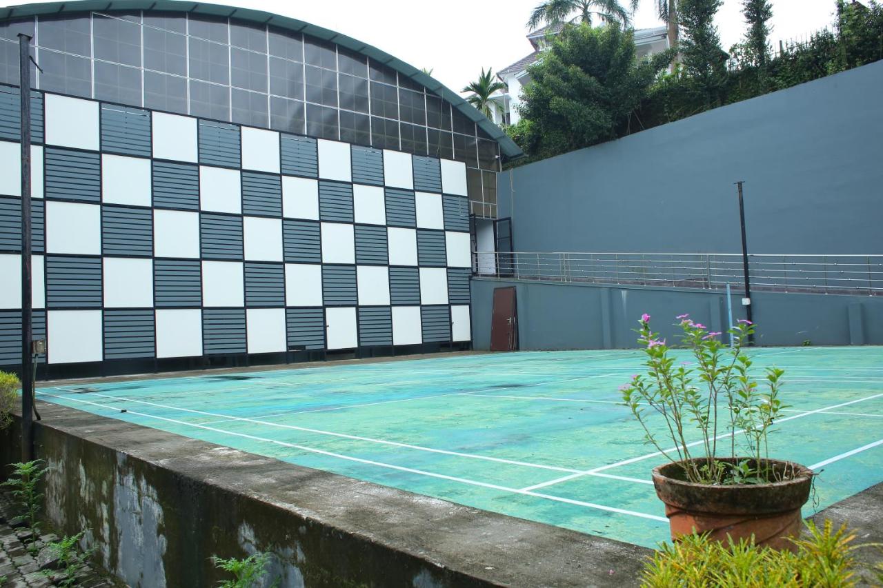 Tennis court: Emerald Hills Club