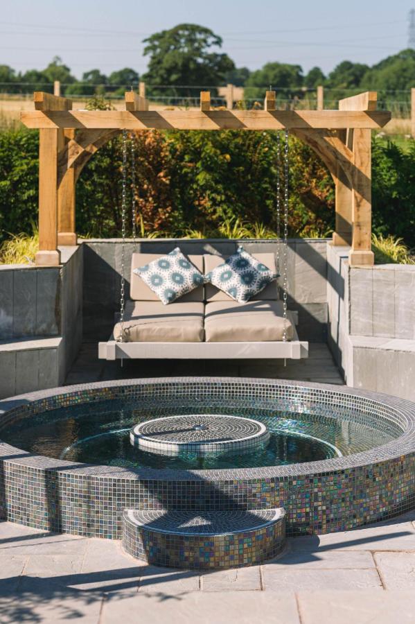 {{ hotelInfo.altText }}