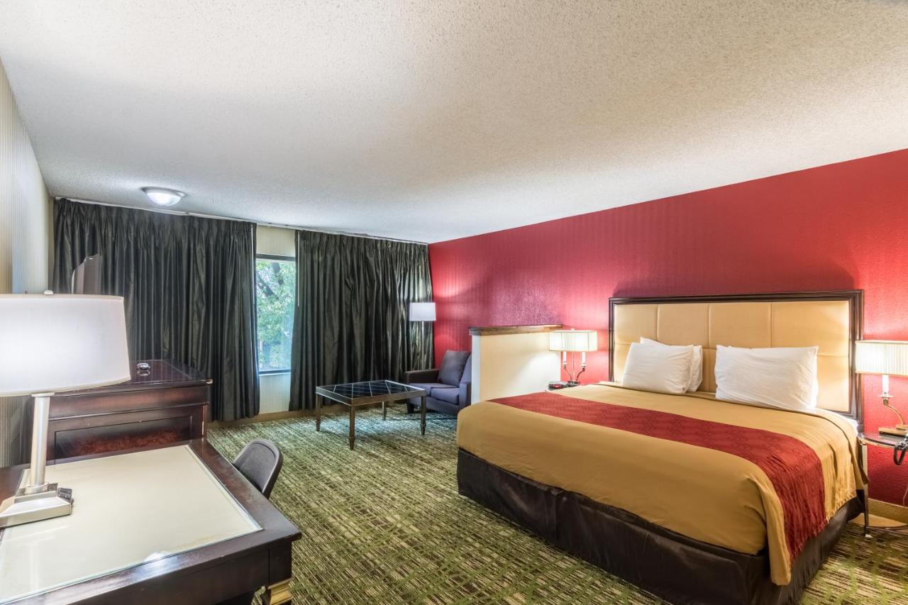 {{ hotelInfo.altText }}