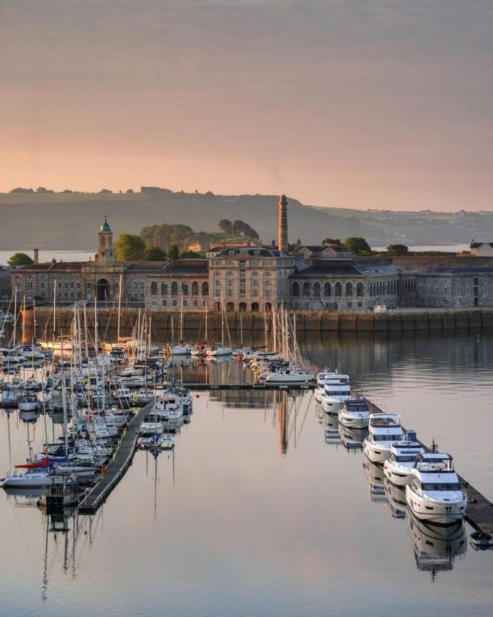 {{ hotelInfo.altText }}