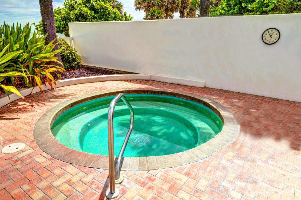 Heated swimming pool: Bahama House - Daytona Beach Shores