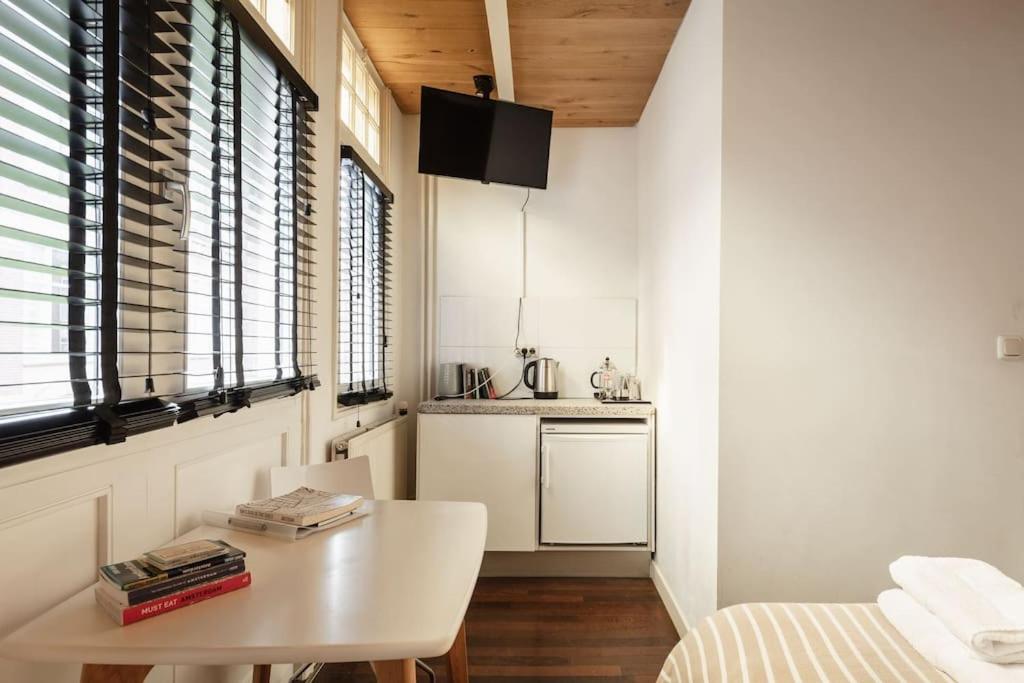 New! Private Authentic Apartment In City Centre! - 3