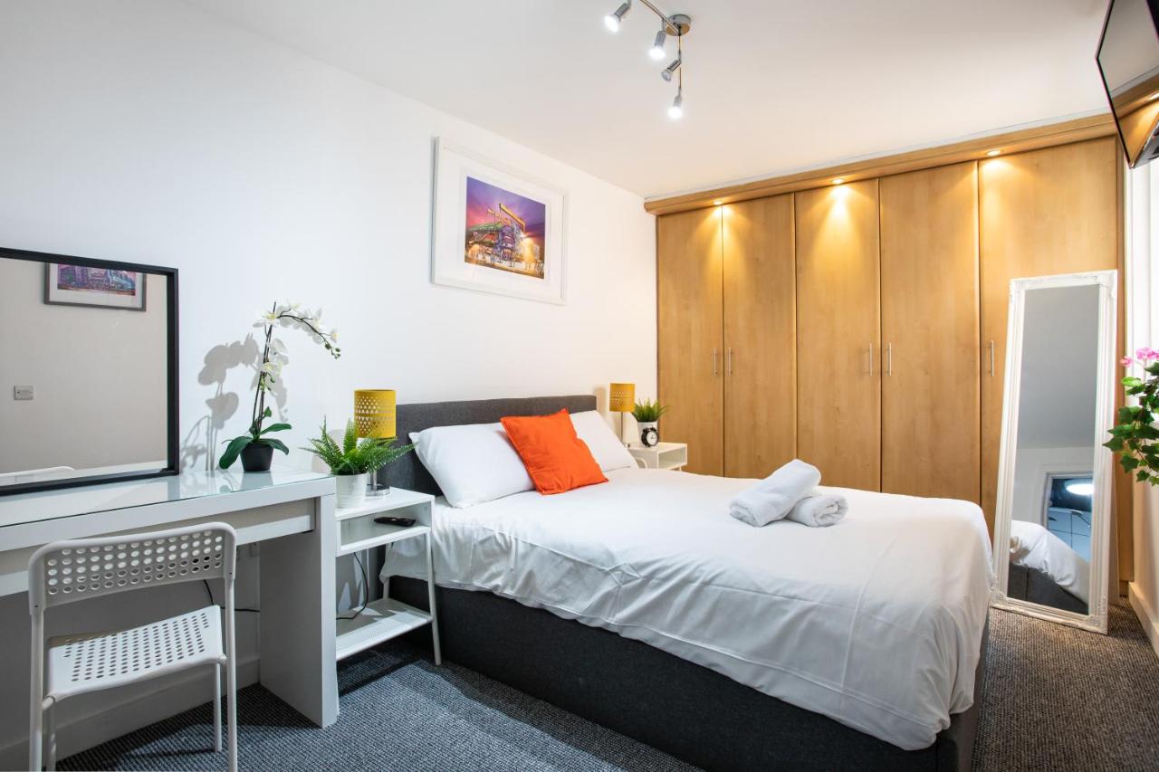 {{ hotelInfo.altText }}