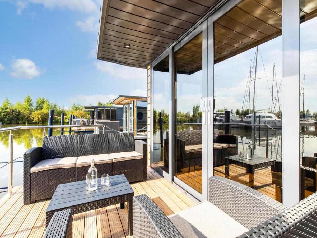 Houseboat in Volendam Marina - 4