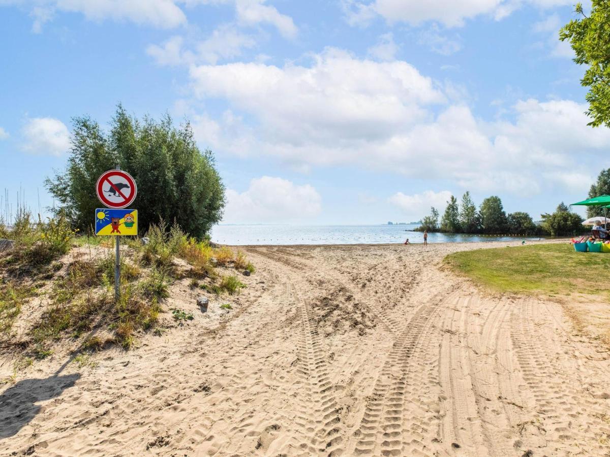 Houseboat in Volendam Marina - 5
