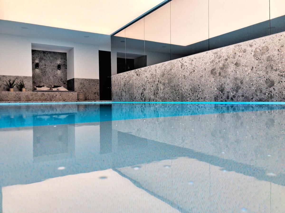Heated swimming pool: Hotel Villa Select