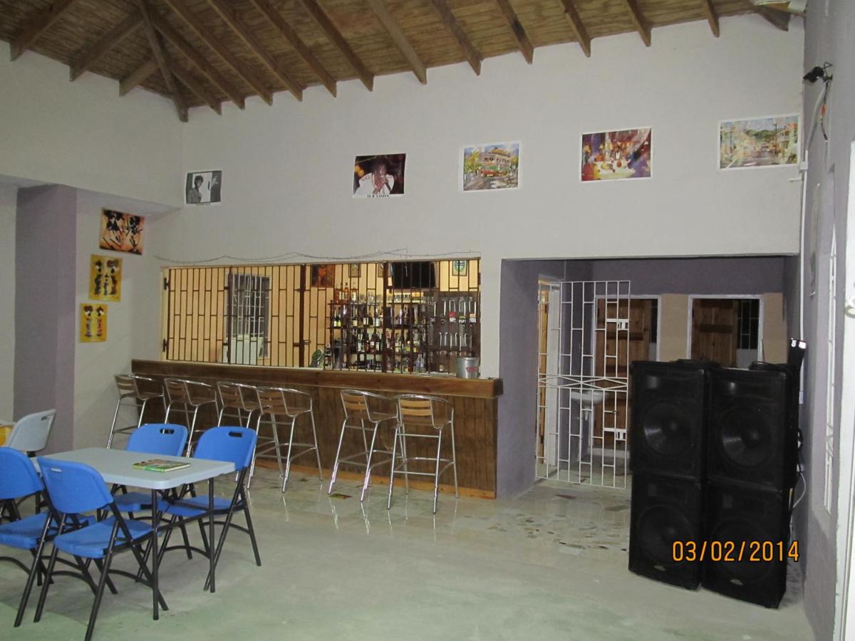 Barefoot Guest House - 4