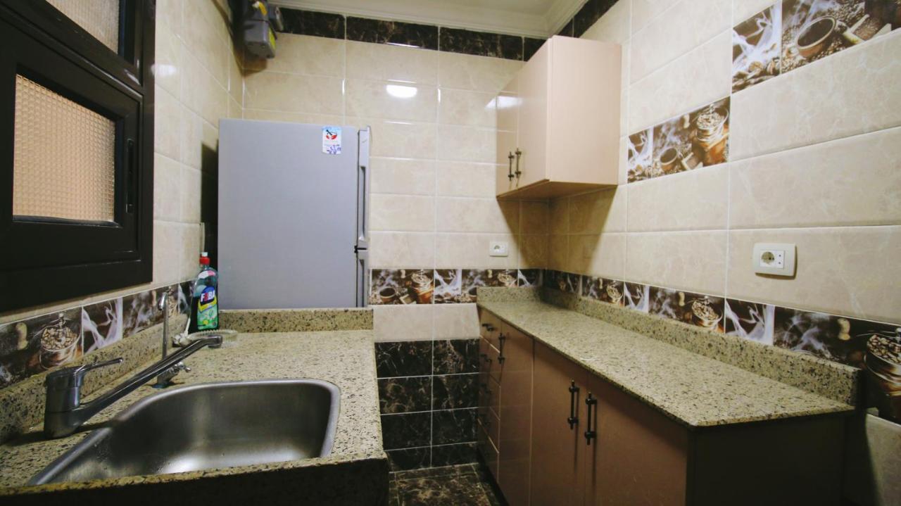 Golden Charming 3-Bed Apartment in Cairo photo